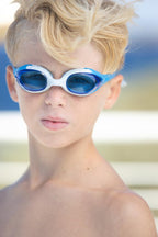 Arena Unisex Spider Junior Youth Swim Goggles For Boys And Girls, Black / White / Clear, Non-Mirror Lens