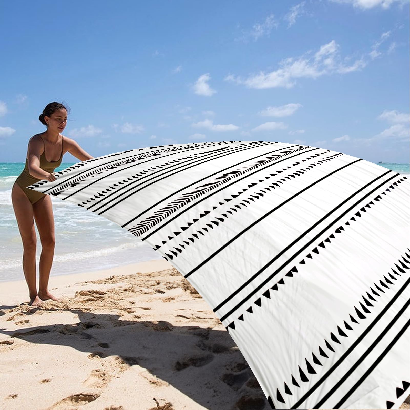 Large Beach Blanket For 1-4 Adults, 78''  86'' Waterproof Sandproof Beach Blankets With 4 Stakes & 4 Corner Pockets, Polyester L