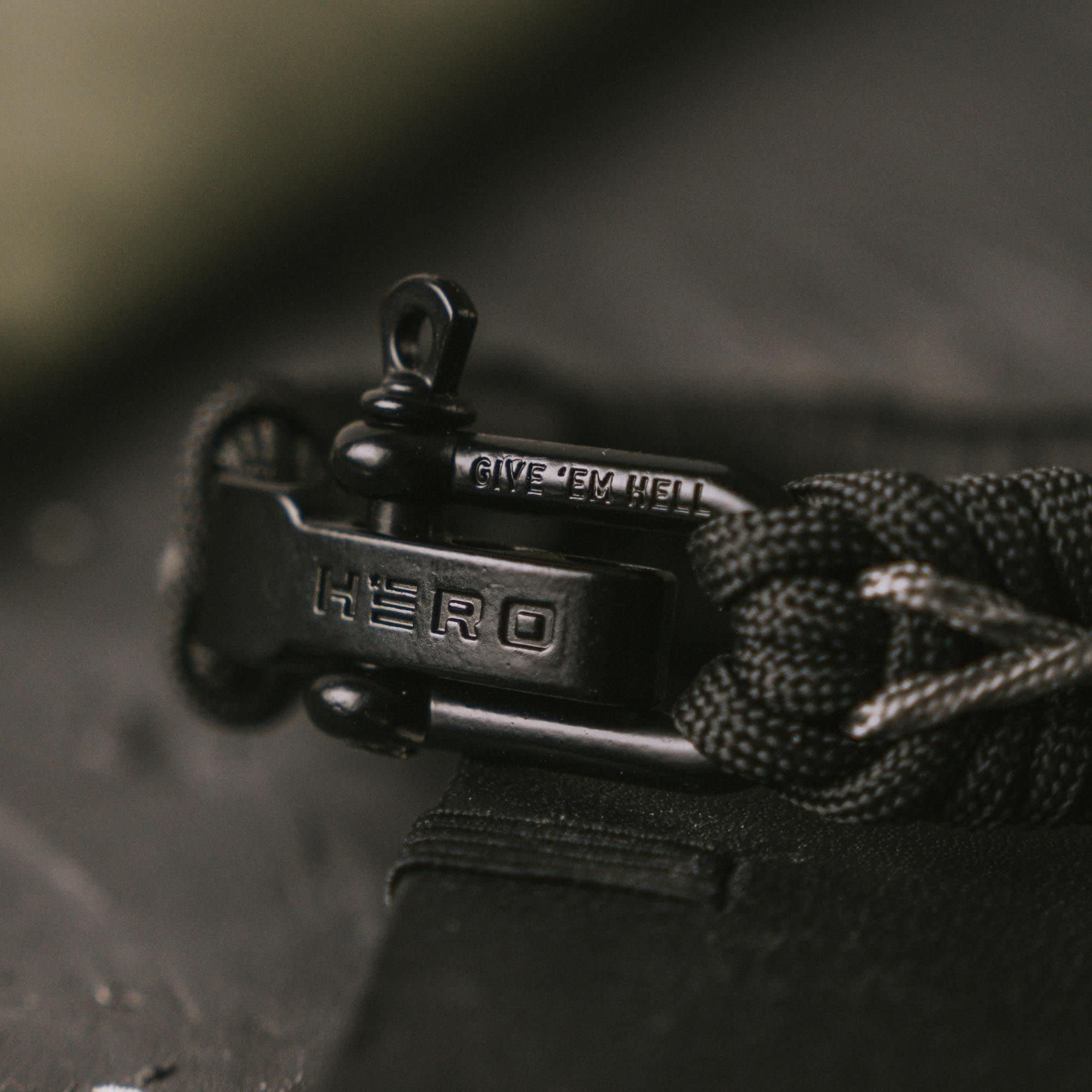 Hero Company Never Surrender Barbed Wire Paracord Bracelet - Tactical Survival Bracelet For Men With Bronze Usa Flag - Helps Pai