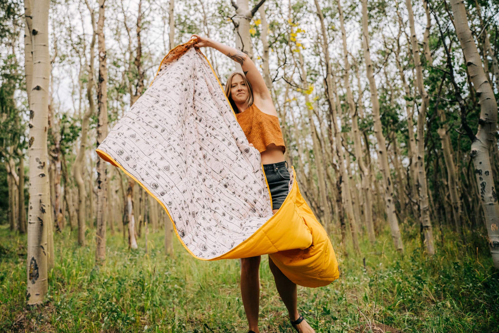 Kelty Bestie Blanket Indoor Outdoor Insulated Camping Throw + Picnic Ground Sheet, Designed In Colorado, Grisaille