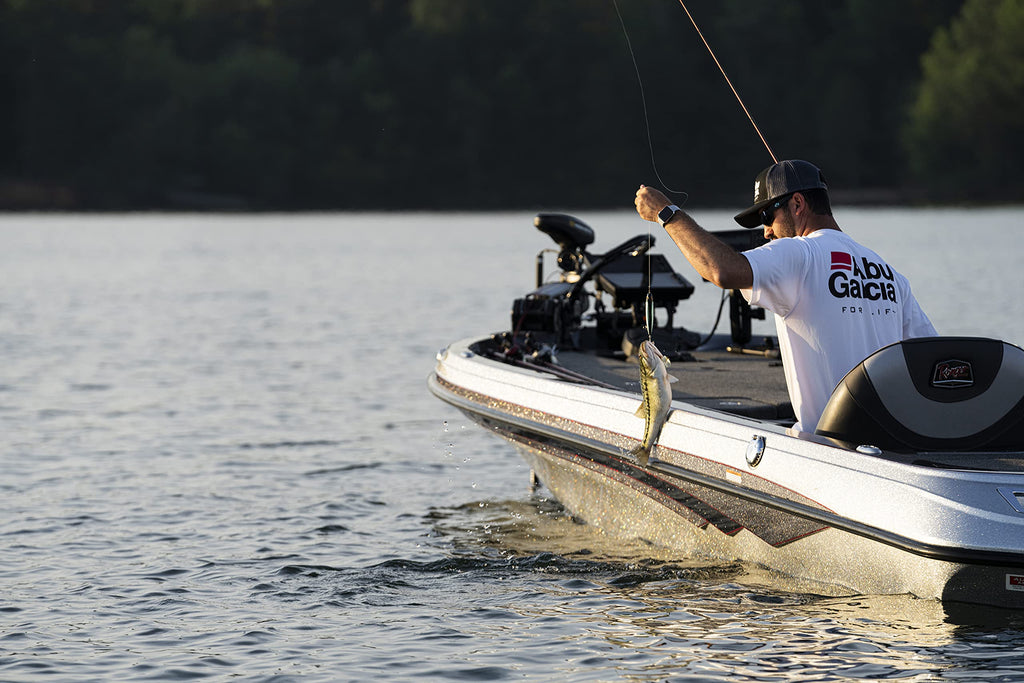 Abu Garcia Vengeance Low Profile Baitcast Reel And Fishing Rod Combo, Black/Silver, 7' - Medium Heavy - 1Pc- Right-Handed