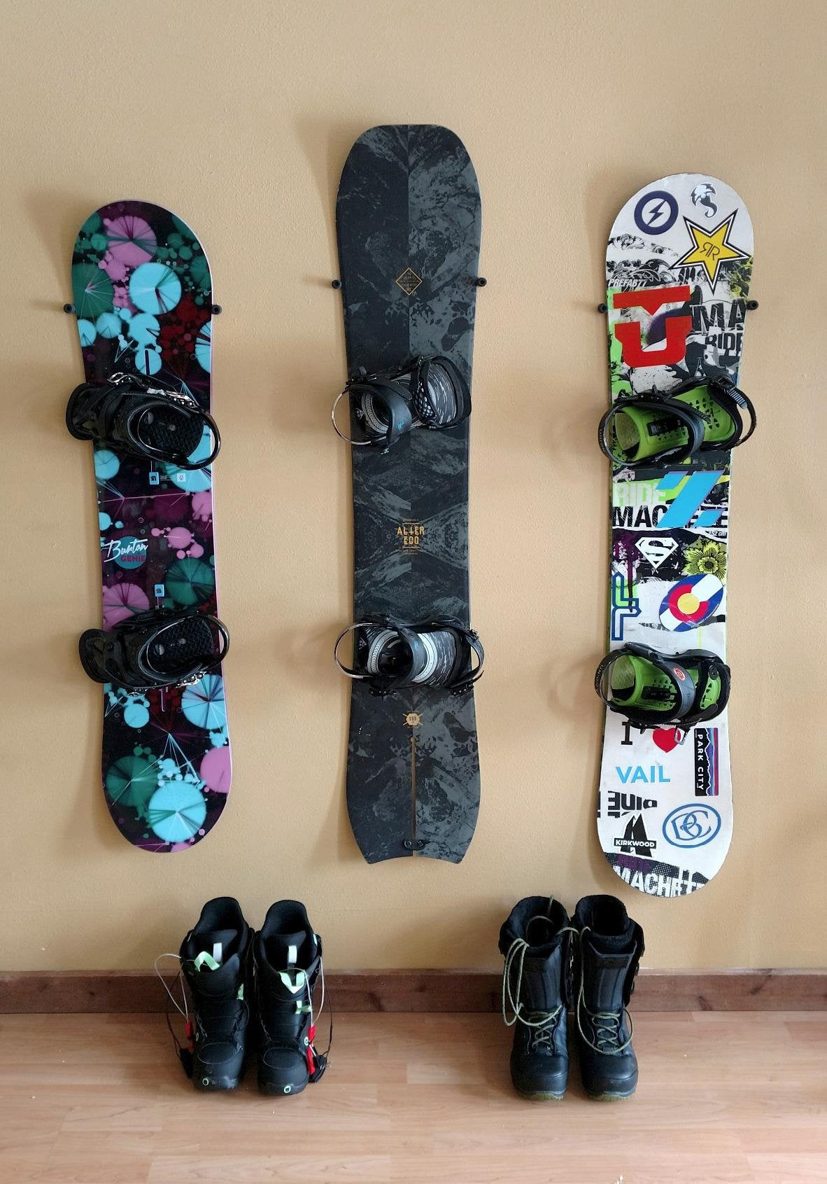 Storeyourboard Cinch Minimalist Snowboard Wall Mount, Indoor Display Storage Rack (Cinch)