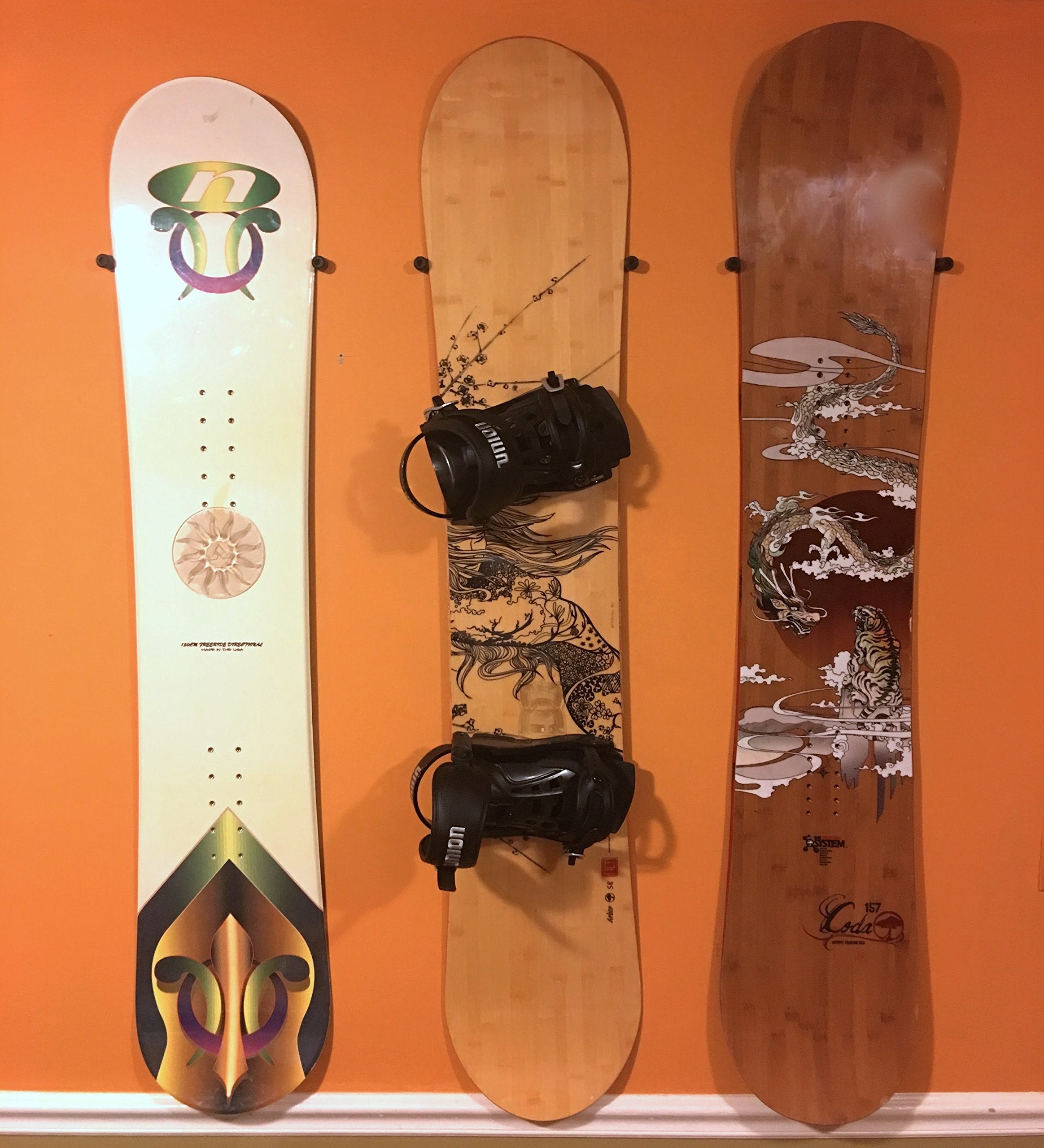 Storeyourboard Cinch Minimalist Snowboard Wall Mount, Indoor Display Storage Rack (Cinch)