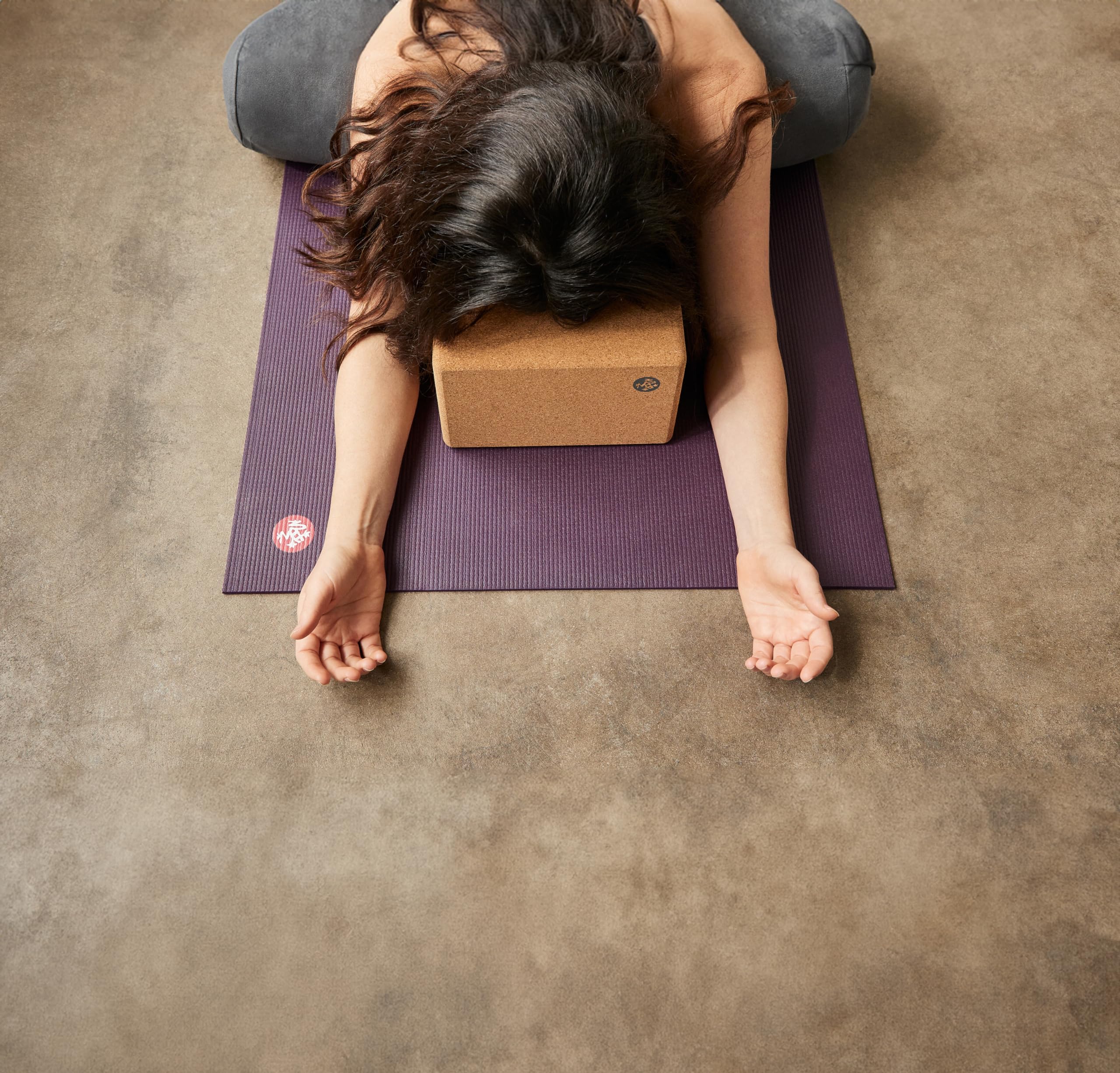 Manduka Yoga Cork Block - Yoga Prop and Accessory, Good for Travel, Comfortable Edges, Lightweight, Extra Firm Cork, 4 x 6 x 9 (