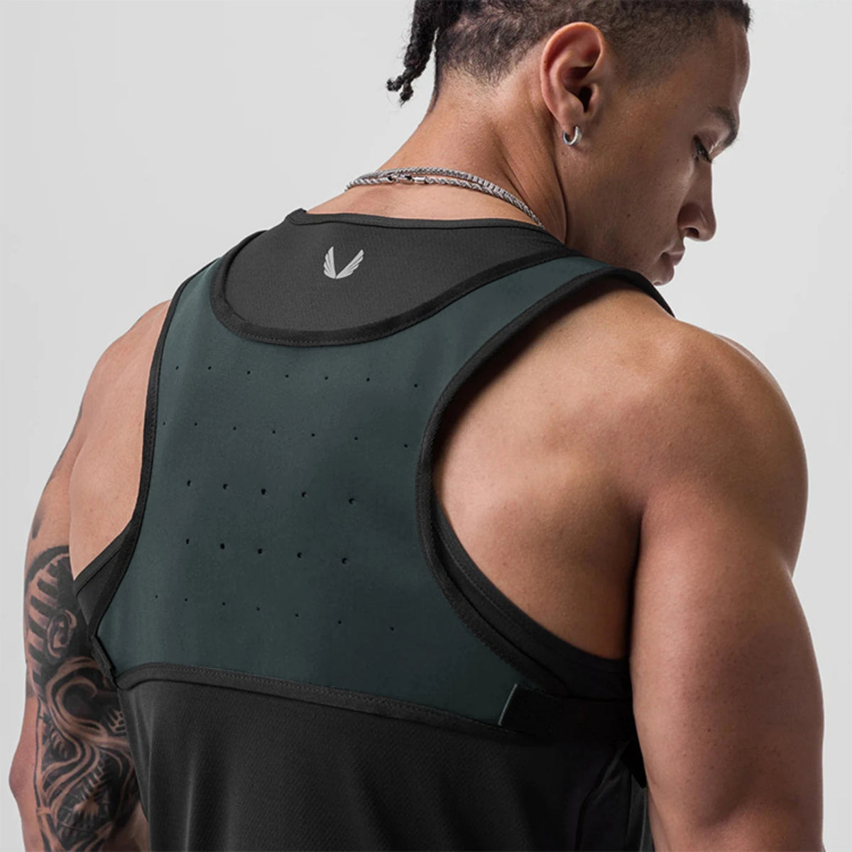 Sports Chest Bag For Men Women Water Resistant Lightweight Front Chest Pack Running Vest Bag With Built-In Phone Extra Storage