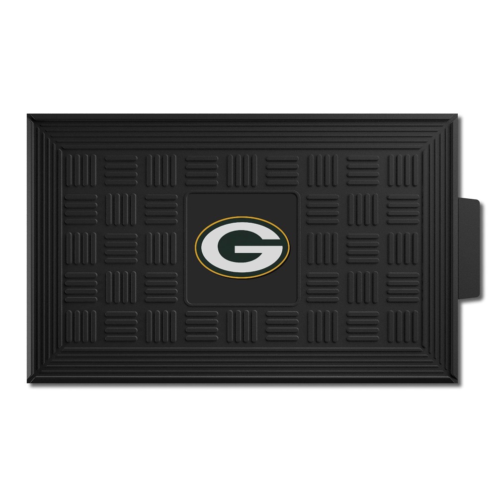 FANMATS 11444 Green Bay Packers Heavy Duty Vinyl Medallion Outdoor Door Mat - 19.5in. x 31in.