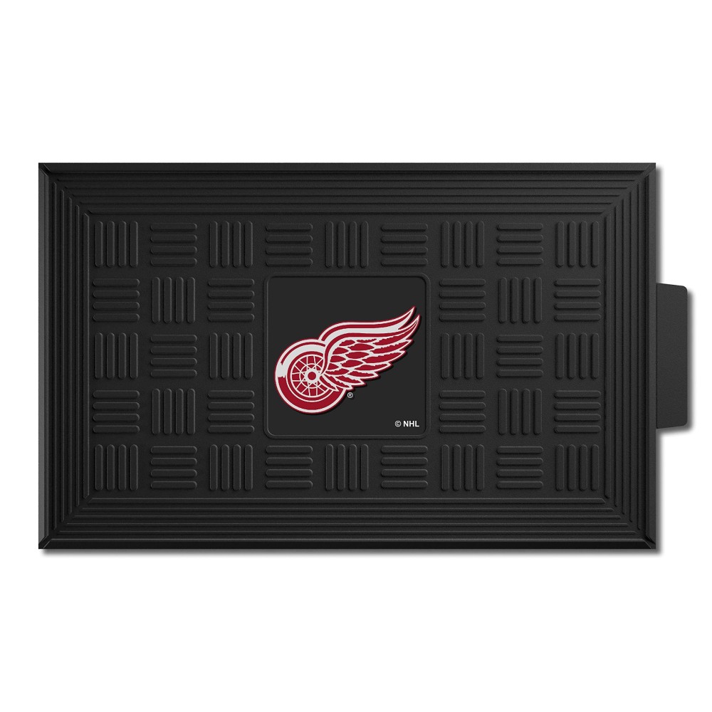 FANMATS 11470 Detroit Red Wings Heavy Duty Vinyl Medallion Outdoor Door Mat - 19.5in. x 31in.