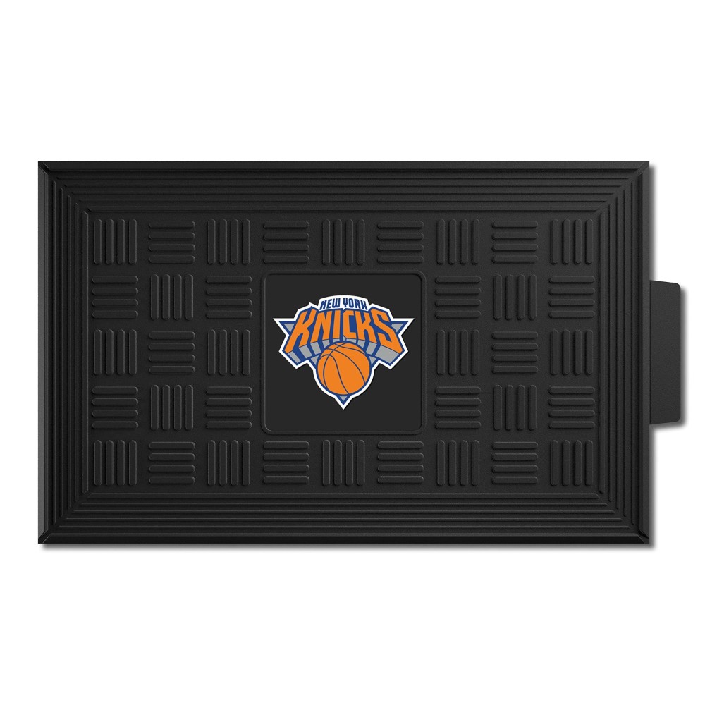 FANMATS 11420 New York Knicks Heavy Duty Vinyl Medallion Outdoor Door Mat - 19.5in. x 31in.