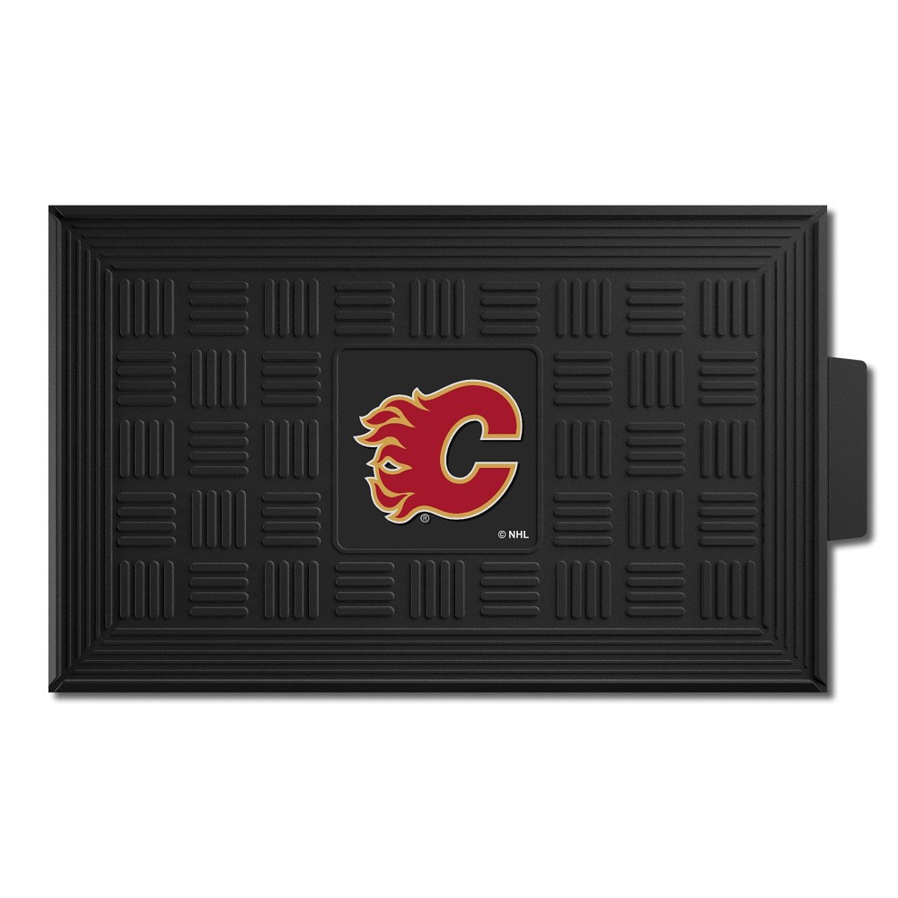 FANMATS 11488 Calgary Flames Heavy Duty Vinyl Medallion Outdoor Door Mat - 19.5in. x 31in.